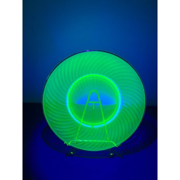 Anchor Hocking 8 Inch Spiral Pattern Green Uranium Depression Glass Plate Gold B - Picture 1 of 7